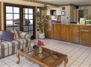 科斯塔梅萨科斯塔梅萨 - 纽波特海滩庄园旅程住宿的带沙发和咖啡桌的客厅