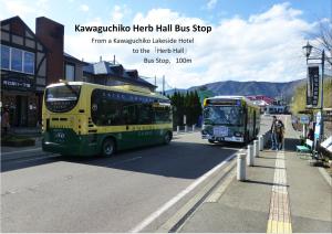 富士河口湖河口湖湖畔日式旅馆的绿色和黄色的公共汽车和绿色的公共汽车