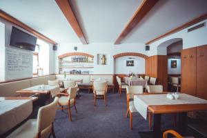 因德日赫城堡尤帕普斯克膳食公寓的一间在房间内配有桌椅的餐厅