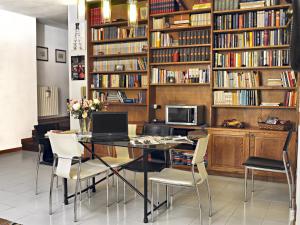 努奥罗Domo Silvia E Paolo的客房设有带笔记本电脑和椅子的书桌。