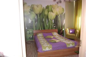 派尔努Kate Sea Apartment的一间卧室配有一张床和一幅郁金香画