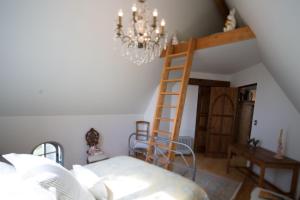 陶朗加法式山林小屋客房内的一张或多张床位