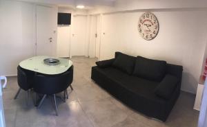 萨格勒布New Apartments的客厅配有沙发和桌子