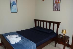 格拉纳达格兰苏丹娜酒店的一间小卧室,配有一张蓝色的床和床头柜
