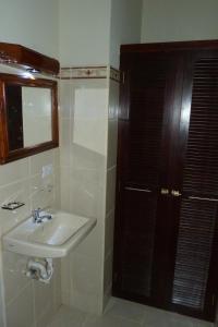 格拉纳达格兰苏丹娜酒店的一间带水槽、窗户和镜子的浴室