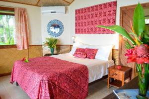 Fuailalo瓦萨度假酒店的一间卧室配有一张带红色毯子的床