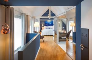 苏黎世西霍夫酒店的配有一张床和一张书桌的酒店客房