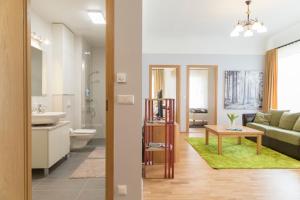 派尔努Saaresalu City Center Apartment的浴室以及带沙发和桌子的客厅。