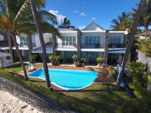 格兰贝伊花墅酒店的享有度假村的空中景致,设有游泳池和棕榈树