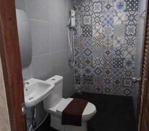 佛丕阿林达度假村的一间带卫生间和水槽的浴室