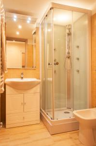 莱切Rooms Palazzo Paladini的带淋浴和盥洗盆的浴室