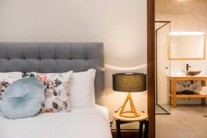 马奇美吉帕克维酒店的一间卧室配有带灯和水槽的床