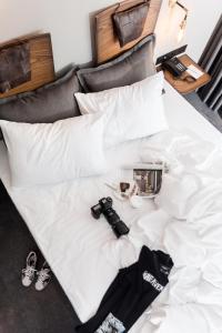 安卡拉琴娜酒店的一张带摄像头的白色床和一杯咖啡