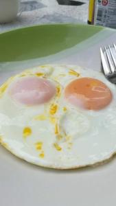 Khlung白排度假村 的桌上盘子里的两只炒鸡蛋