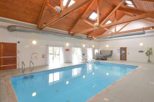 奥本Melfort Village的大型客房设有木制天花板和大型游泳池。