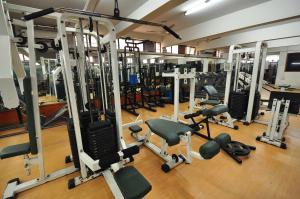 新德里新德里YMCA观光客旅馆的健身房拥有许多跑步机和机器