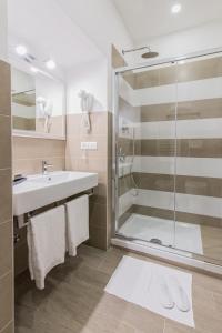 罗马拉格里非布鲁姆公寓旅馆的一间带水槽和淋浴的浴室
