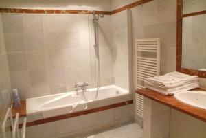 比涅维勒Les Chambres d'hôtes Benoit Breton的带淋浴、浴缸和盥洗盆的浴室