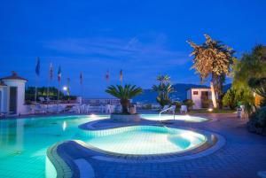伊斯基亚国际酒店的夜间游泳池,灯光照亮