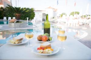 伊斯基亚国际酒店的一张桌子,上面放着两盘食物和酒杯