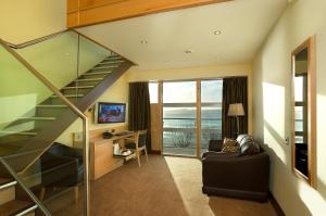 KinghornThe Bay Hotel的带楼梯的房间和享有美景的客厅
