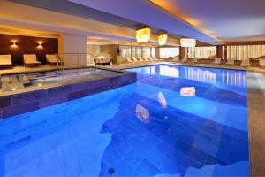圣卡夏诺代尔曼特酒店的酒店的大型游泳池