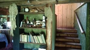 派尔努Marknatalu Puhkemajad的书架的房间