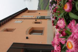 博洛尼亚本提沃格里奥农庄酒店的前面有一堆鲜花的建筑