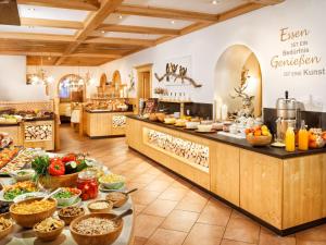 卡奇山口拉琛霍夫酒店的餐厅内展示的自助餐点