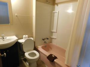 欣顿泰伯兰德汽车旅馆的浴室配有盥洗盆、卫生间和浴缸。
