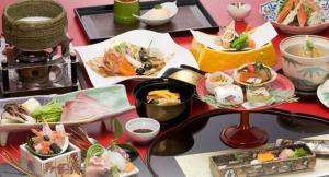 长滨市红鲇日式旅馆的一张桌子上放着一大堆食物
