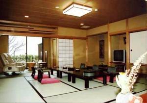 长滨市红鲇日式旅馆的一个带桌椅的大客厅
