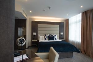 伦敦金斯海德酒店的酒店客房,配有床和沙发