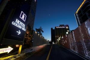 坡州市Paju Golden Hill的一条空的街道,晚上有酒店殖民地旅馆标志