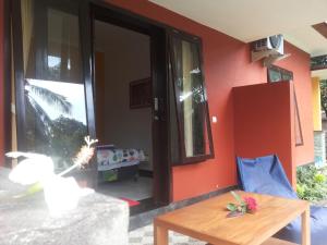 特贾库拉格德民宿的客厅设有桌子和红色的墙壁