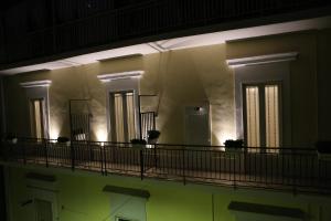 格拉维纳普利亚Novella 55的一座晚上带阳台的建筑,灯光照亮