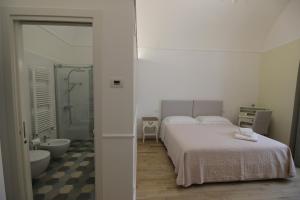 格拉维纳普利亚Novella 55的一间卧室配有一张床,浴室设有淋浴。