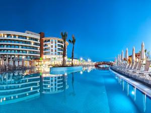 迪迪姆Aquasis De Luxe Resort & SPA - Ultra All Inclusive的酒店前的游泳池