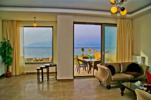 古瓦伊Sea View Beachfront Villa Peri的海景客厅