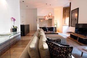 里斯本芙洛拉希亚多公寓的客厅配有沙发和桌子