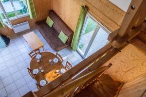 吉福蒙尚波贝尔哈利德滨海酒店的享有高空景致的客房,配有一张桌子和一张沙发。