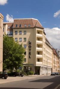 柏林迪特里希-潘霍华酒店的建筑的侧面是“酒店”