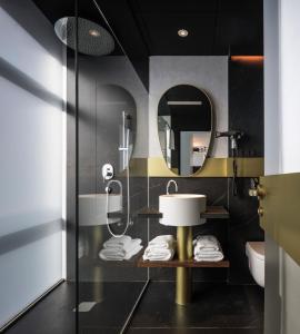 格拉纳达Hotel Colón Centro的一间带水槽和镜子的浴室