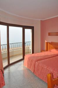 卡里拉哈罗玛酒店的一间卧室配有一张床,享有海景