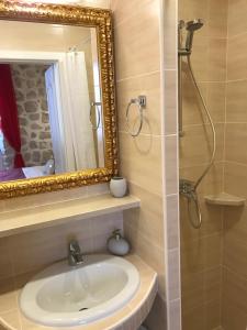 杜布罗夫尼克Villa Sigurata II的一间带水槽、镜子和淋浴的浴室