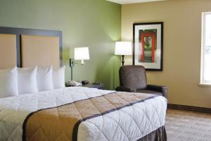 美国拉斯维加斯市中心区长住酒店客房内的一张或多张床位