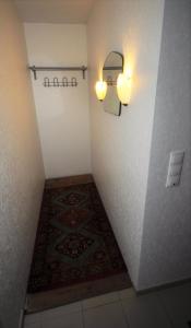 博恩海姆Haus Rebstock的墙上挂着地毯和灯的走廊