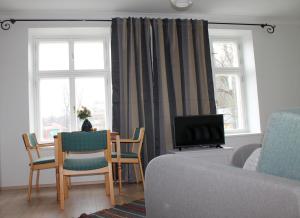 派尔努Austri Villa的客厅配有沙发和桌椅