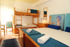 卡帕里卡海岸孙帕里卡中心酒店的一间卧室配有两张床和一张双层床。