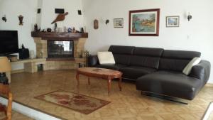 Gignac-la-NertheVilla Style Provencal的带沙发、桌子和壁炉的客厅